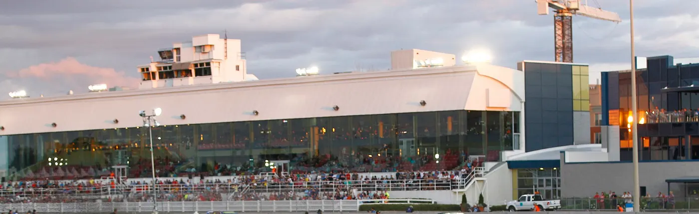 Tribune vitrée de l'Hippodrome de Trois-Rivières au crépuscule