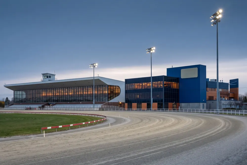 Piste, tribune et Salon de jeux au crépuscule