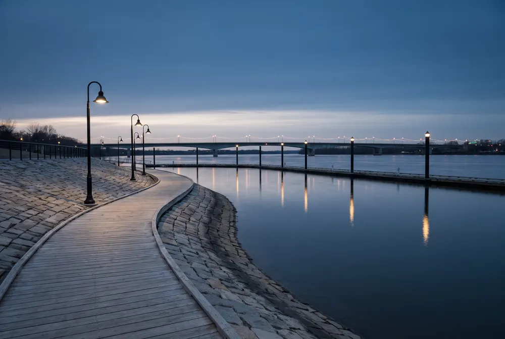 Promenade de bois le long du fleuve à l'heure bleue